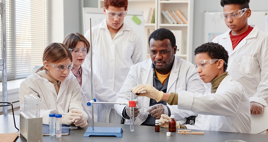 students on a science lab with teacher